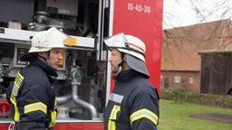 Die spontane Sympathie von Feuerwehrmann Patrick Mielitzer (Constantin Lücke) für seinen neuen Chef Mathis (Mickey Hardt) wird gedämpft, als dieser die Leitung des Brandeinsatzes für sich beansprucht.
