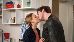 Edda (Leonie Landa) erliegt Theos (Frederic Böhle) Charme und lässt sich von ihm küssen.