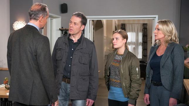 Eifersüchtig macht Arthur (Jochen Horst) Lasse (Oliver Sauer) eine Ansage: Er soll „seine“ Familie gefälligst in Ruhe lassen …! (mir Leonie Landa, 2.v.r. und Anne Moll)