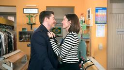 Eliane (Samantha Viana) kann ihr Glück kaum fassen, dass Theo (Frederic Böhle) und sie probieren werden, doch noch Eltern zu werden.