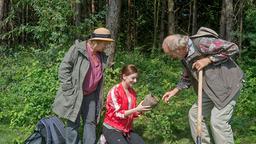 Erika (Madeleine Lierck-Wien), Swantje (Malin Steffen) und Hannes (Claus Dieter Clausnitzer) machen überraschend einen archäologischen Fund.