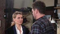 Eva (Andrea Lüdke) erfährt gerührt, dass Tilmann (Björn Bugri) und Sonja eine Überraschung für sie planen.