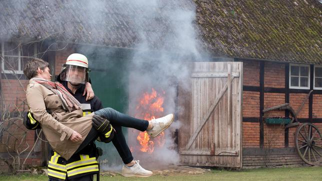 Feuerwehrmann Mathis (Mickey Hardt) ist als Erster am Brandort und kann Sydney (Cheryl Shepard) aus dem brennenden Schuppen retten.