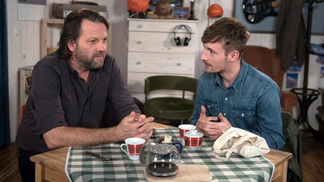 Bild: ARD/Nicole Manthey Florian (Martin Schnippa) macht Arne (Christian Rudolf) ein kriminelles Angebot, bei dem der viel Geld verdienen könnte.