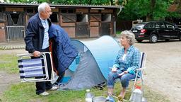 Rote Rosen: Udo und Inge vor einem Zelt mit Campingausrüstung