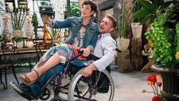 Rote Rosen - Folge 1818: Robin im Rollstuhl hat Ariane auf dem Schoß nd dreht mit ihr ein Video