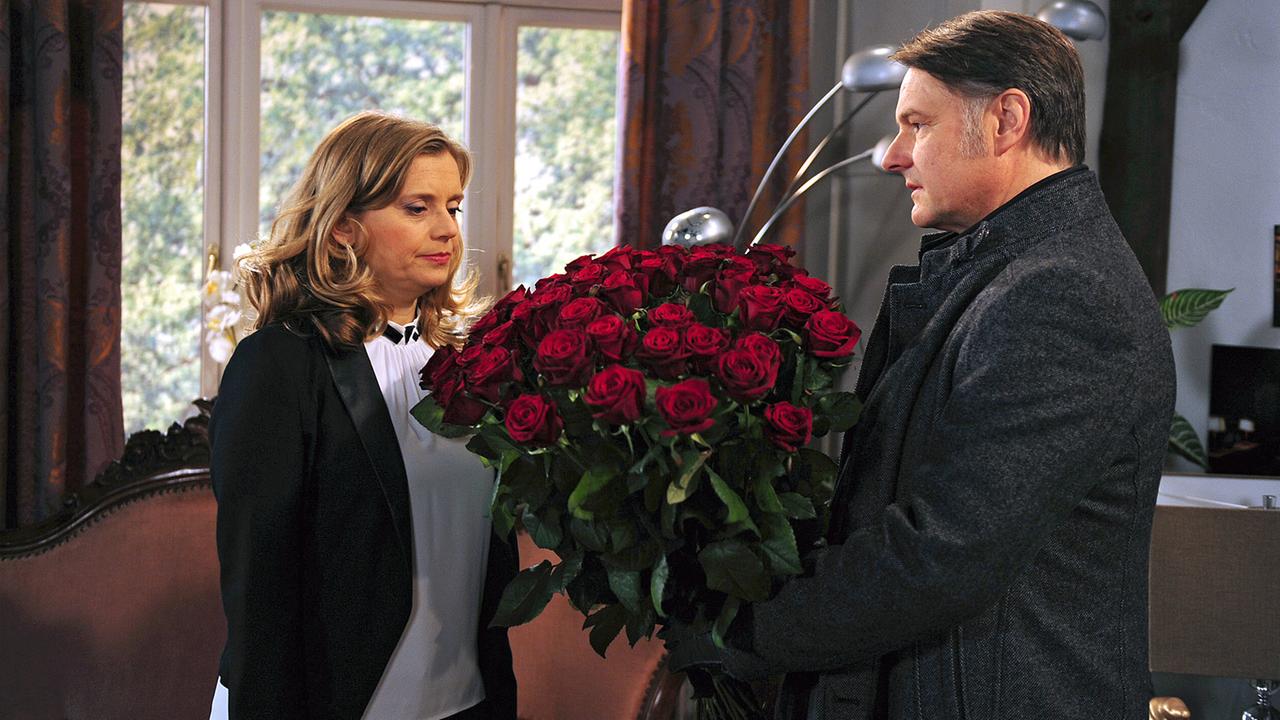 Rote Rosen Folge 1925 23.03.2015: Drechsler will Jeanette mit einem großen Strauß Rosen von der Scheidung abbringen