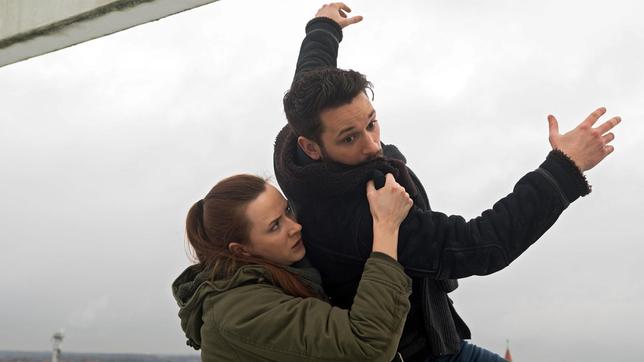 Bild: ARD/Nicole Manthey Franzi (Sofie Junker) rettet David (Arne Rudolf) vor dem Absturz.
