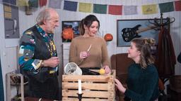 Hannes (Claus Dieter Clausnitzer) bietet Vivien (Anna Mennicken) und Pia (Clara Apel) verschiedene Dinge zum Tausch gegen das Didgeridoo an. Darunter auch ein Set mit Profi-Friseurscheren.