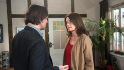 Helen (Patricia Schäfer) bleibt stark und entzieht sich Peer (Jörg Pintsch) mit der Forderung, dass er Abstand zu ihr halten soll.