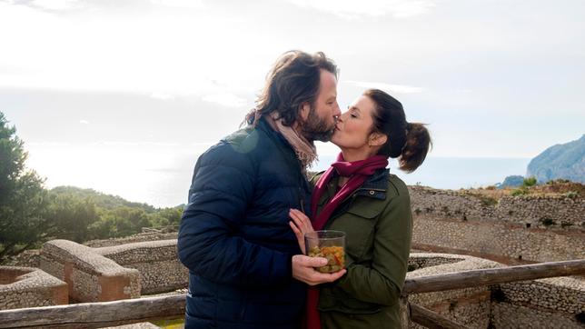 Bild: ARD/Nicole Manthey Helen (Patricia Schäfer) und Arne (Christian Rudolf) sind sich einig, dass ihnen der Trip zu den Ausgrabungen gut tut.
