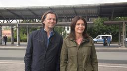 Helen (Patricia Schäfer) und Peer (Jörg Pintsch) sehen erleichtert, dass Swantje doch nicht abgereist ist.