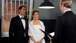 Hochzeit: Nadines (Hanna Lütje, M.) größter Wunsch geht in Erfüllung, als Falk (Guido Broscheit, l.) ihr vor dem Standesbeamten (Komparse) das Ja-Wort gibt.