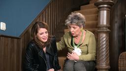 Inge (Peggy Lukac) sorgt sich um Madeleine (Rike Schmid), als diese mit Bauchschmerzen auf der Treppe zuammenbricht.