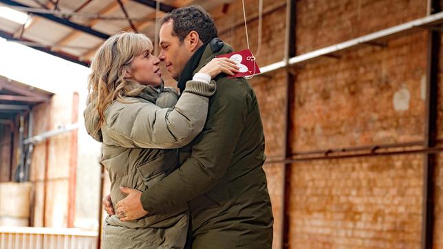 Bild: ARD/Nicole Manthey Katrin (Nicole Ernst) und Leo (Daniel Hartwig) versinken unversehens in einem Kuss.