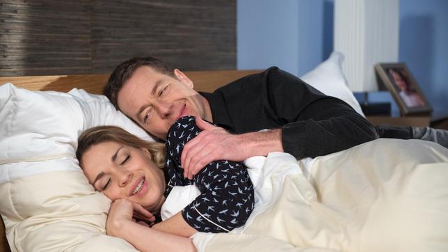 Bild: ARD/Nicole Manthey Lasse (Oliver Sauer) ist glücklich, dass Britta (Jelena Mitschke) in ihm die Leidenschaft fürs Fotografieren wieder geweckt hat.