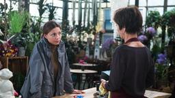 Leonie (Lena Meckel) will Merle (Anja Franke) überzeugen, ihr den Fußboden kostenlos neu zu machen.