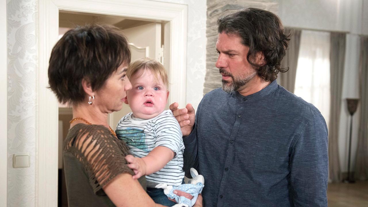 Merle (Anja Franke) ist erleichtert, als Volker (Gregory B. Waldis) verspricht, den Kleinen zur Adoption freigeben zu wollen.