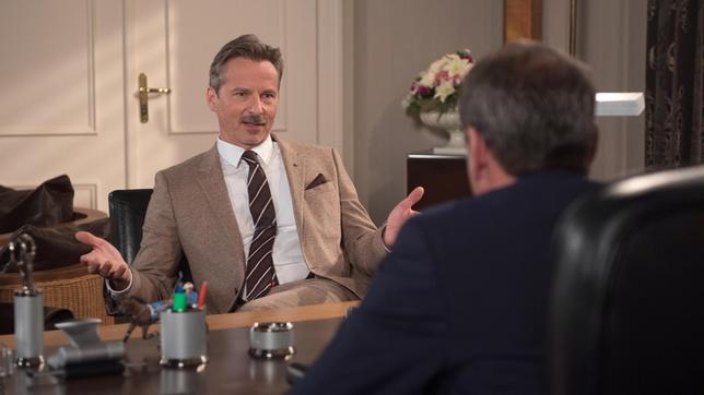 Bild: ARD/Nicole Manthey Mielitzer (David C. Bunners) macht Gunter (Hermann Toelcke) erneut ein Kaufangebot für das Hotel "Drei Könige".