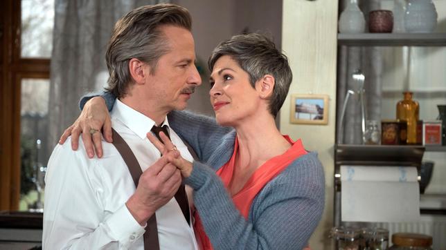 Bild: ARD/Nicole Manthey Mielitzer (David C. Bunners) schenkt Sydney (Cheryl Shepard) einen Verlobungsring.
