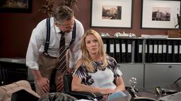 Mielitzer (David C. Bunners) verspricht Vicky (Laura Preiss), die Anwaltskosten für ihren Vater zu übernehmen, wenn Sie im Hotel "Drei Könige" für Unruhe sorgt und Gunter schwächt.