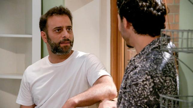 Bild: ARD Mo (Yunus Cumartpay) ist geschockt: Elyas (Mehmet Daloğlu) hat einen Großteil ihrer Ersparnisse an der Börse verzockt.