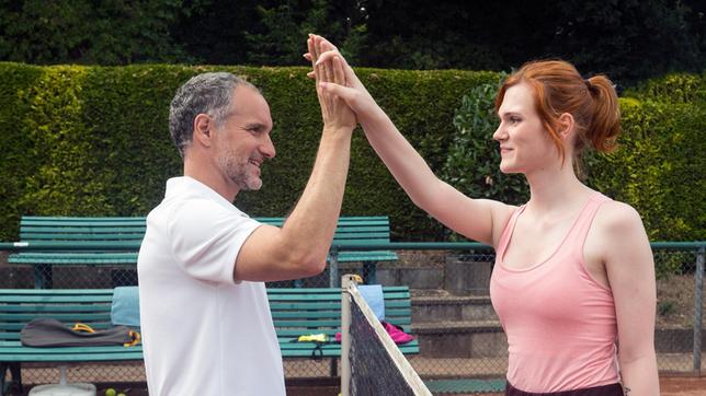 Bild: NDR/ARD/Nicole Manthey Nici (Lucy Hellenbrecht) und Mathias (Makke Schneider) kommen sich beim Tennistraining näher