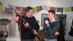 Nicos (Markus Graf) zeigt Moritz (Felix Jordan) das Jagdgewehr, das ihm "Paragraphen-Schulze" spendiert hat.