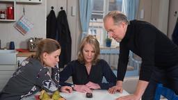 Nora (Anne Moll), Arthur (Jochen Horst) und Edda (Leonie Landa) hören mit Spannung eine Nachricht bezüglich ihres Zeugenschutzprogramms.