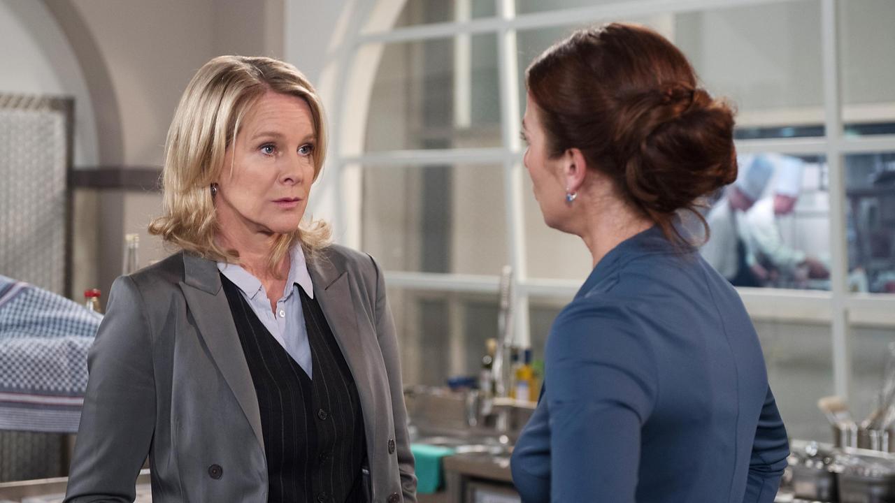 Nora (Anne Moll) berichtet Carla (Maria Fuchs) erleichtert, dass Hartmann im Gefängnis bleiben muss.