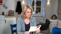 Nora (Anne Moll) ist zu Tränen gerührt, als sie Arthurs Abschiedsbrief liest.