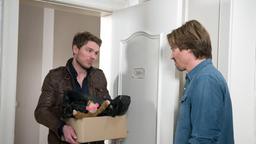 Patrick (Constantin Lücke) bringt Ben (Hakim Michael Meziani) die spärlichen Reste seines Besitzes.