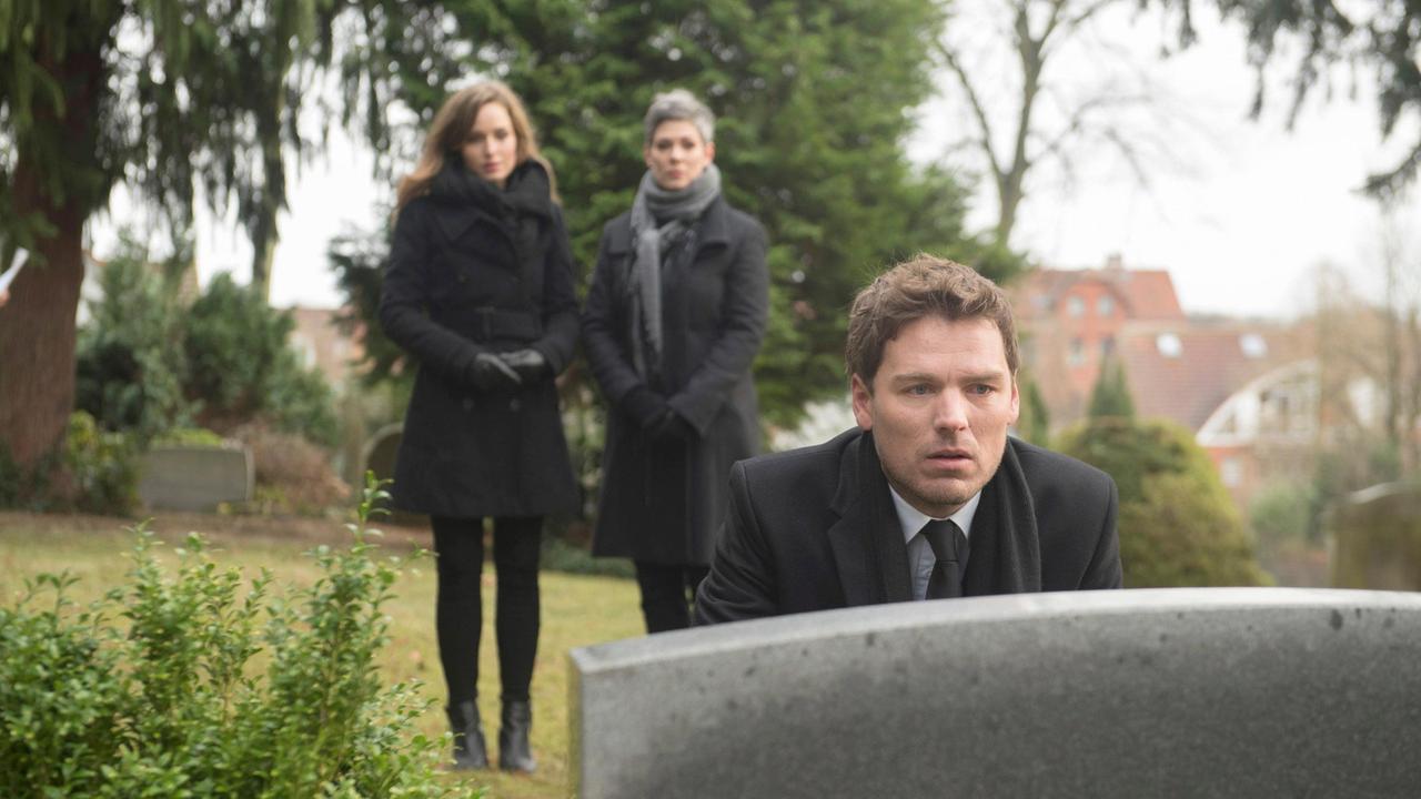 Patrick (Constantin Lücke) schwört am Grab seines Vaters, dass er das "Drei Könige" endgültig wieder in die Hände der Mielitzer-Familie zu bringen (mit Hedi Honert, l. und Cheryl Shepard).