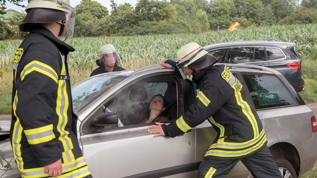 Patrick (Konstantin Lücke) und Mathis (Mickey Hardt) bei der dramatischen Rettung einer Frau (Katja Frenzel) aus einem Unfallauto.