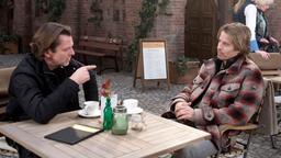 Peer (Jörg Pintsch) bietet Ben (Hakim Michael Meziani) an, Freunde und Verwandte nach Räumlichkeiten für eine Werkstatt zu fragen.