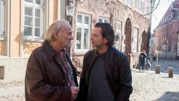 Peer (Jörg Pintsch) ist amüsiert, als er von Hannes (Claus Dieter Clausnitzer) erfährt, auf welch kompliziertem Weg ihm Sigrid eine Freude machen wollte.