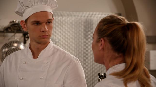 Marvin fängt sich von Carla einen Rüffel ein, als er in der Küche eigenmächtig agiert: Er soll nur tun, was ihm gesagt wird. Als Retourkutsche setzt Marvin angefressen eine unbedachte Ansage von Carla allzu wörtlich um.