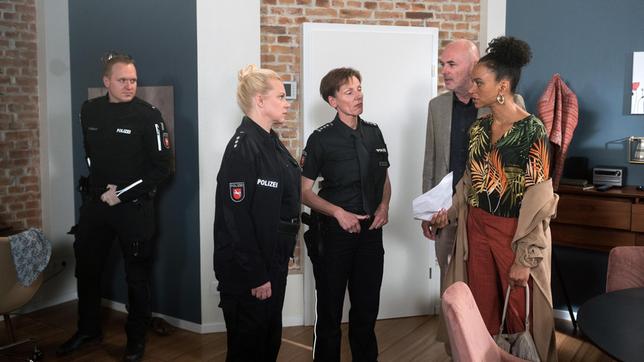 Bild: NDR/ARD/Nicole Manthey Sandra (Theresa Hübchen, 2 v.l) und Anette (Sarah Masuch) sind gleichermaßen enttäuscht vom Handeln der jeweils anderen. Mit Malte (Marcus Bluhm, 2 v.r), Kerstin Prenz (Petra Schröder) und Polizist (Alexander Radtke).
