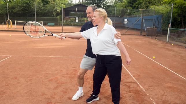 Bild: NDR/ARD/Nicole Manthey Sandra (Theresa Hübchen) und Mathias (Makke Schneider) können nach kurzer Anlaufzeit gelöst miteinander umgehen