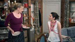 Sigrid (Dana Golombek) erzählt Eliane (Samantha Viana), dass sie um ein gutes Verhältnis zu Mika bemüht ist, um dadurch bei Peer zu punkten.