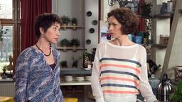 Sonja (Madeleine Niesche) erzählt Merle (Anja Franke) von ihren Befürchtungen bezüglich der gemeinsamen Geschäftsreise mit Tilmann.