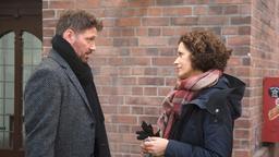 Sonja (Madeleine Niesche) spricht mit Tilmann (Björn Bugri) über ihren Zweifel, sich selbstständig zu machen.