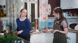Swantje (Malin Steffen) nimmt dankbar Ilonas (Annika Matens) Angebot an, ihr beim Kochen zu helfen.