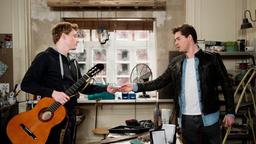 Theo (Frederic Böhle) will Dennis (Felix Everding) für eine kleine "Freundschafts"-Reparatur nicht bezahlen. Doch Dennis nimmt Theos Gitarre als Pfand – zähneknirschend zahlt Theo doch.