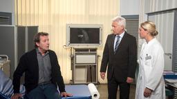 Thomas (Gerry Hungbauer) bringt Gunter (Hermann Toelcke) zu Britta ins Krankenhaus, um einen sofortigen Entzug im zu beginnen.