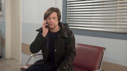 Timo (Jonathan Beck) erhält die Nachricht, dass seine Ex-Frau Jennifer mit Sohn Finn in die USA zieht.