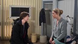 Timo (Jonathan Beck) redet Britta (Jelena Mitschke) zu, sich mit einer freiwerdenden Arztpraxis selbständig zu machen.