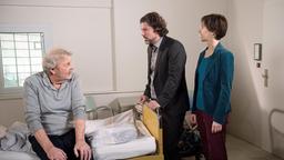 Volker (Gregory B. Waldis, M. mit Anja Franke) erfährt glücklich, dass sein Vater (Dieter B. Gerlach) die Krebstherapie in Lüneburg antreten darf.