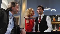 Im Traum hat Michael (Erich Altenkopf, l.) Natascha (Melanie Wiegmann, M.) als Konstantins (Moritz Tittel, r.) Mörderin angeheuert. 
