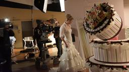 Sturm der Liebe Backstage bei Poppys Hochzeit: Birte Wentzek im Brautkleid neben der Torte